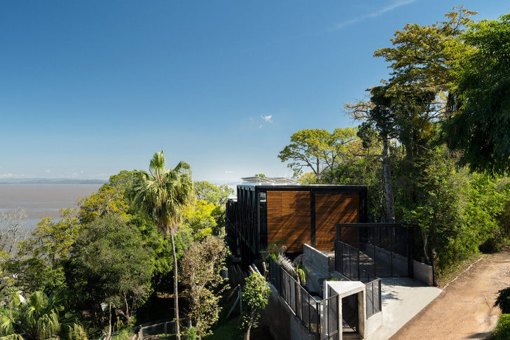 Многоуровневый дом у озера в Бразилии