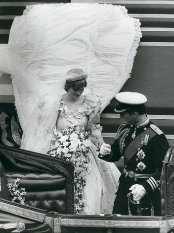Принц и принцесса Уэльские садятся в карету после венчания, 29 июля 1981