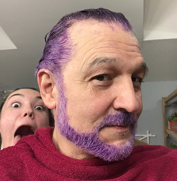 дочь сделала макияж папе