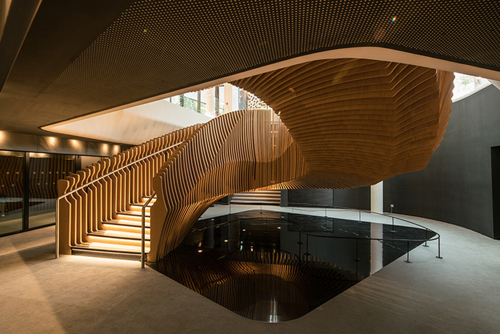 Лестница в новом офисе LVMH в Париже, спроектированная Ора-Ито