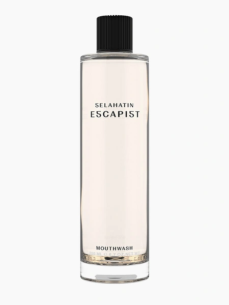 Ополаскиватель для полости ртаОполаскиватель для полости рта ESCAPIST Mouthwash от Selahatin оказывает лечебный, антибактериальный и противовоспалительный эффект, увлажняет и укрепляет защитный барьер кожи, защищает от свободных радикалов, обеспечивает уход за чувствительной зубной эмалью, реминерализирует, восстанавливает и придает свежесть дыханию.Где купить: lamoda.ru