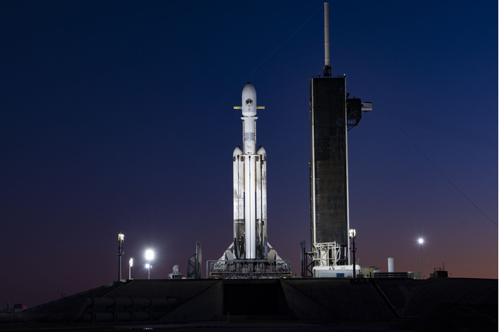 Компания SpaceX запустила сверхтяжелую ракету-носитель Falcon Heavy