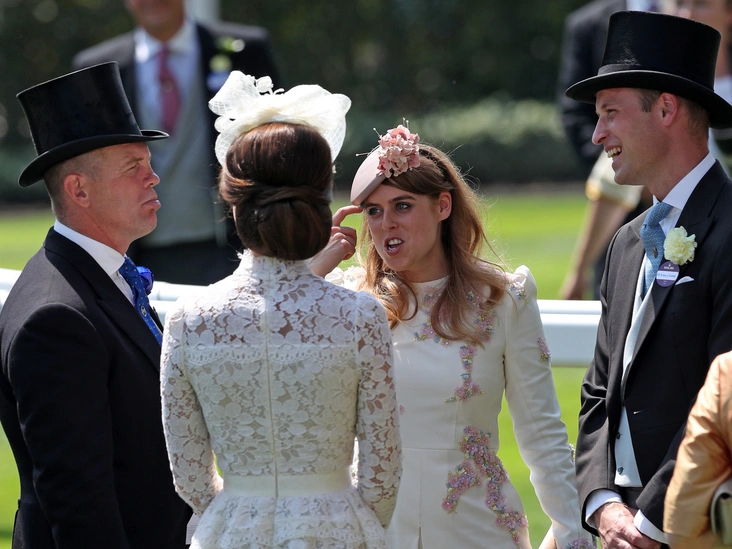 Майк Тиндалл, герцог и герцогиня Кембриджские и принцесса Беатрис общаются во время скачек в Аскоте, 20 июня 2017