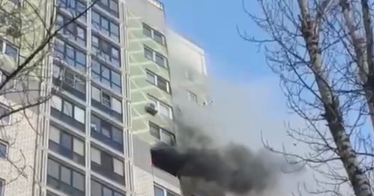 Покончила с собой дубна. Пожар в квартире. Пожар в Москве сейчас на Юго-западе Москвы в многоэтажном доме. Многоэтажки Москвы. Пожар в Москве сейчас.