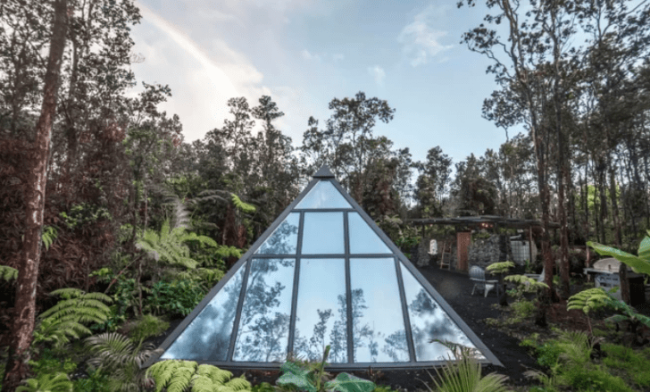 Стеклянный дом-пирамида