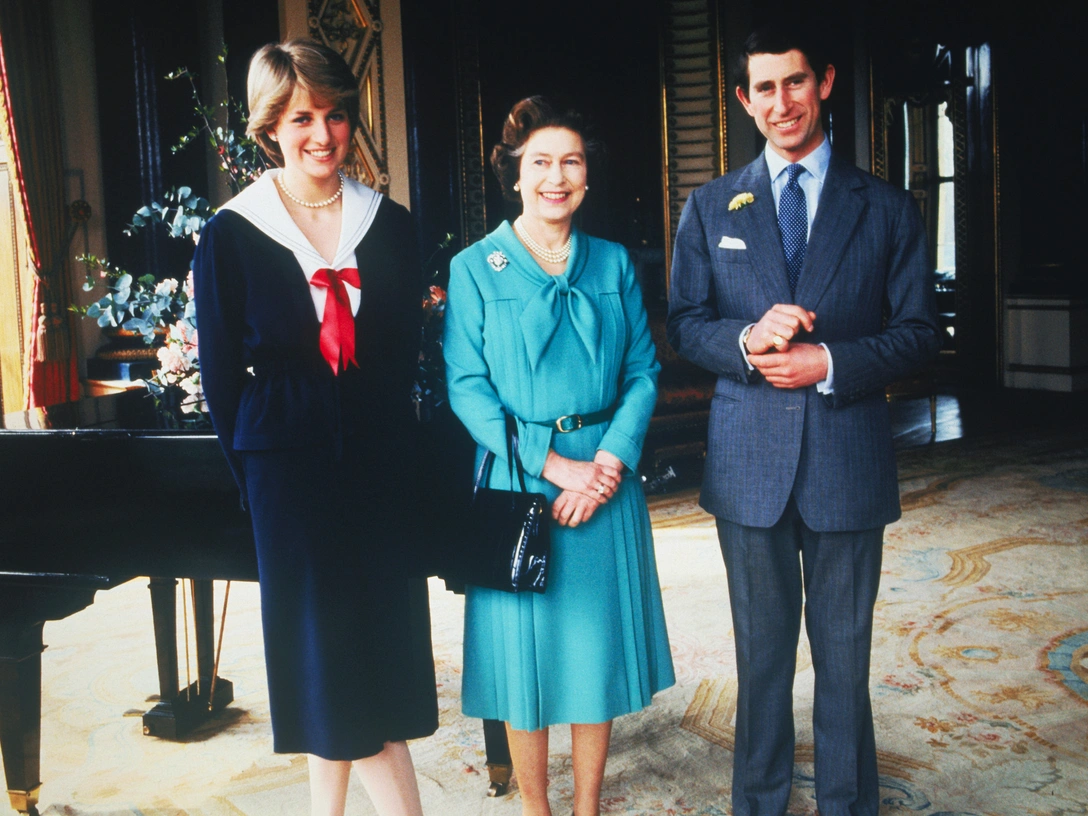 Леди Диана Спенсер, Елизавета II и принц Чарльз в Букингемском дворце в Лондоне, март 1981 | marieclaire.ru