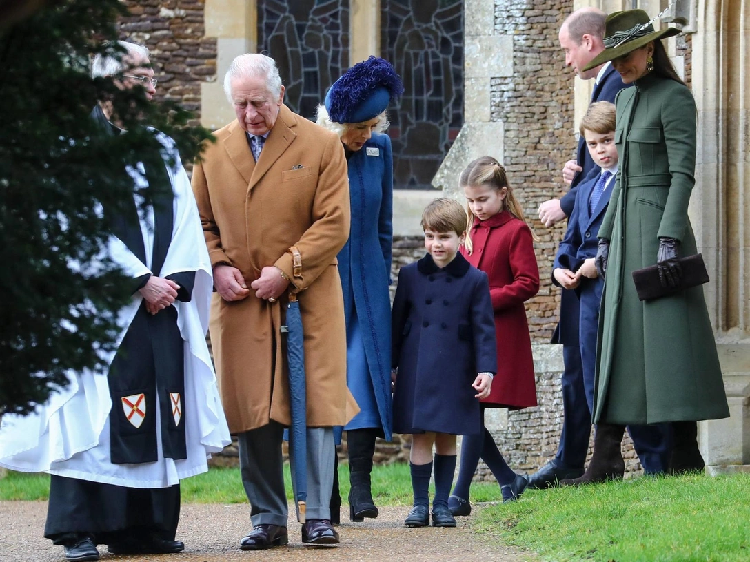 Карл III в сопровождении Камиллы, принца Джорджа, принцессы Шарлотты, принца Уильяма, принца Луи и Кэтрин на рождественской службе, Норфолк, 25 декабря 2022 | marieclaire.ru