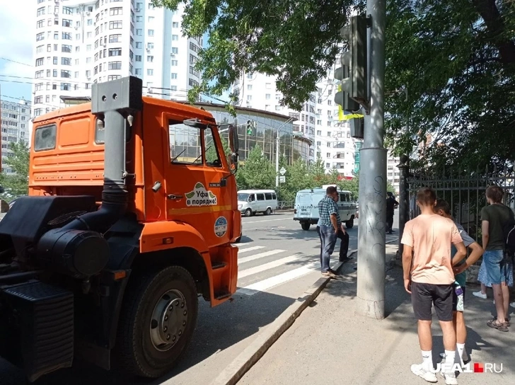 Кровь с дороги смывали поливочной машиной