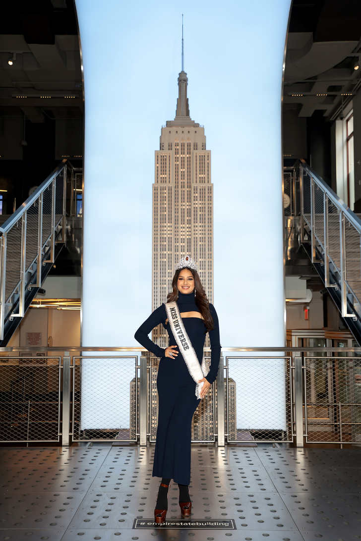 Неподражаемая и уникальная красота: «Мисс Вселенная 2021» Харнааз Сандху позирует на крыше небоскреба