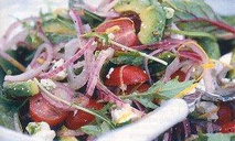 Салат с авокадо, красным луком и фетой