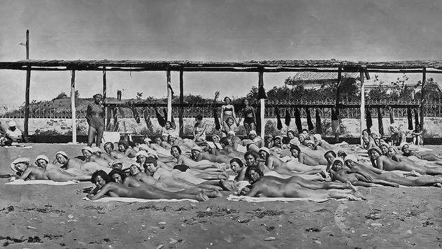 История одной фотографии: загар нагишом в советском Крыму, 1933 год