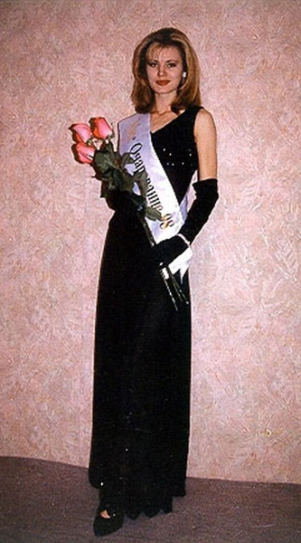 Элеонора выиграла титул «Мисс Очарование» на конкурсе красоты в Сочи в 1998 году