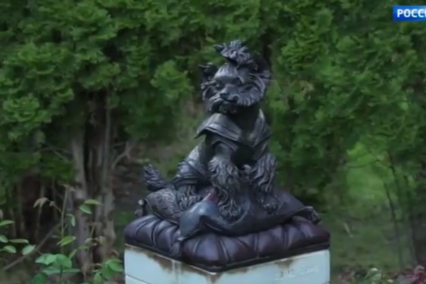 Во дворе стоит памятник любимой собаке Фрэнки