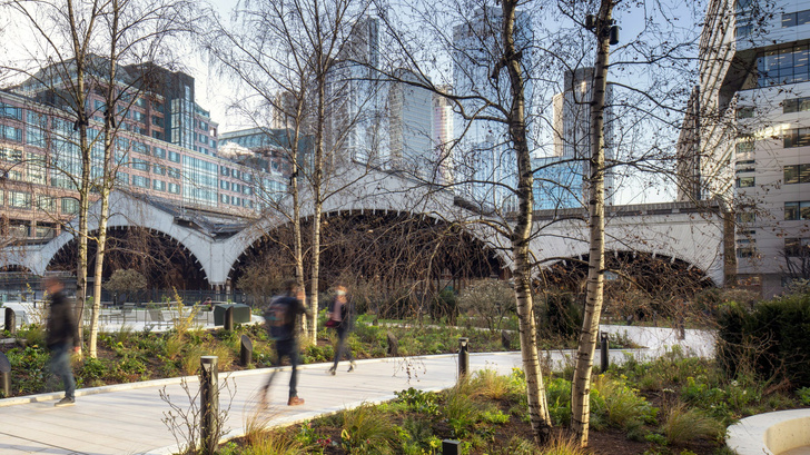 В Лондоне появился парк над железнодорожными путями