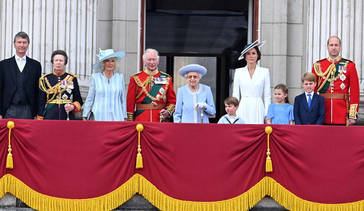 Событие века: Елизавета II и вся королевская семья на балконе Букингемского дворца принимают парад