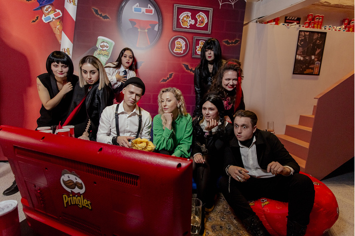 Фото №2 - Глеб Калюжный вписался с вампирами — киноквартирник с Pringles удался
