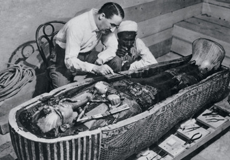 В 1922 году… в Долине Царей нашли гробницу Тутанхамона