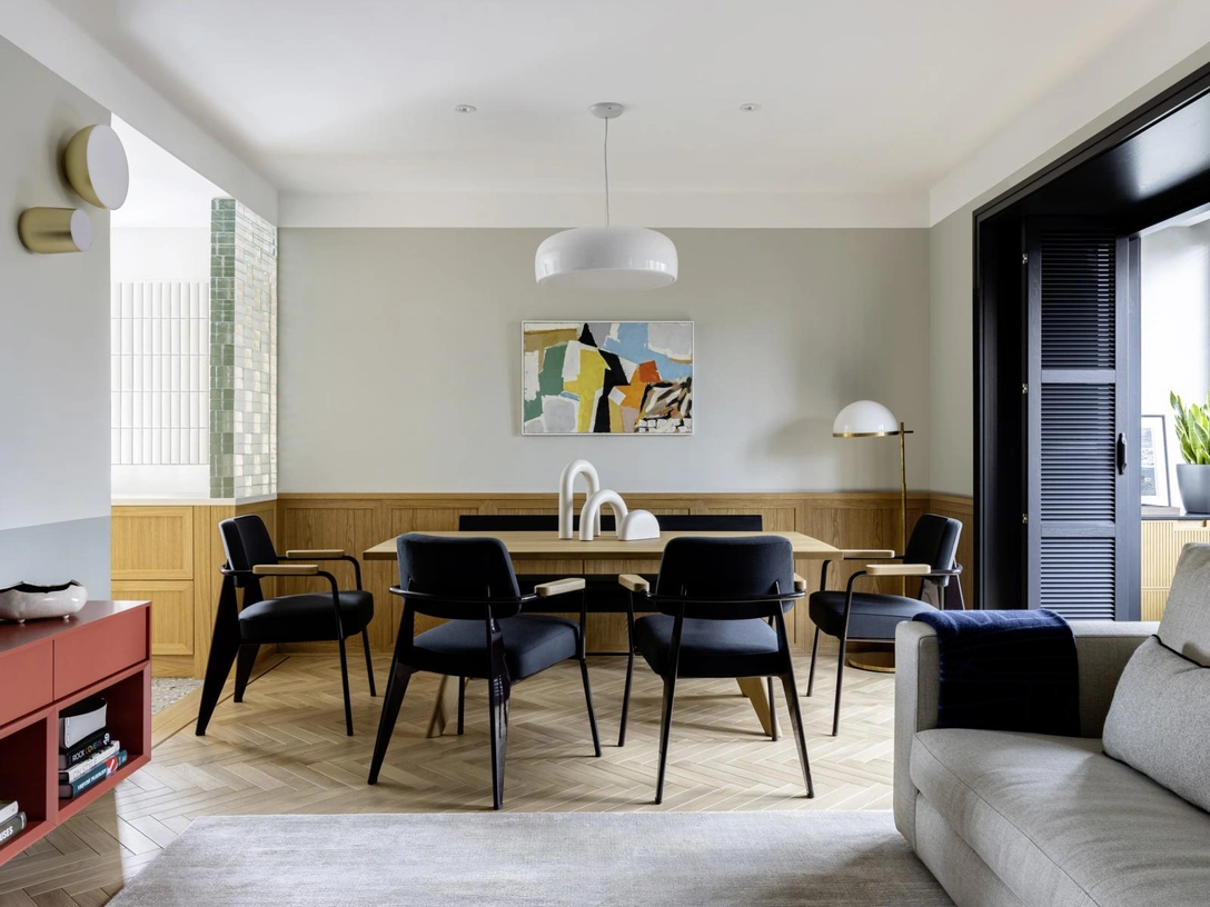 Центр композиции гостиной — работа Рене Риштэна «Композиция» (1987), Alina Pinsky Gallery. Обеденный стол и кресла, Vitra. Лавка, Bolia. Диван, Molteni & C. Ковер, Art de Vivre. Подвесной светильник, Flos. Бра, &Tradition. Торшер, Kelly Wearstler. Столярные изделия выполнены на заказ, мастерская «Квинтон». | Источник: Александр Володин