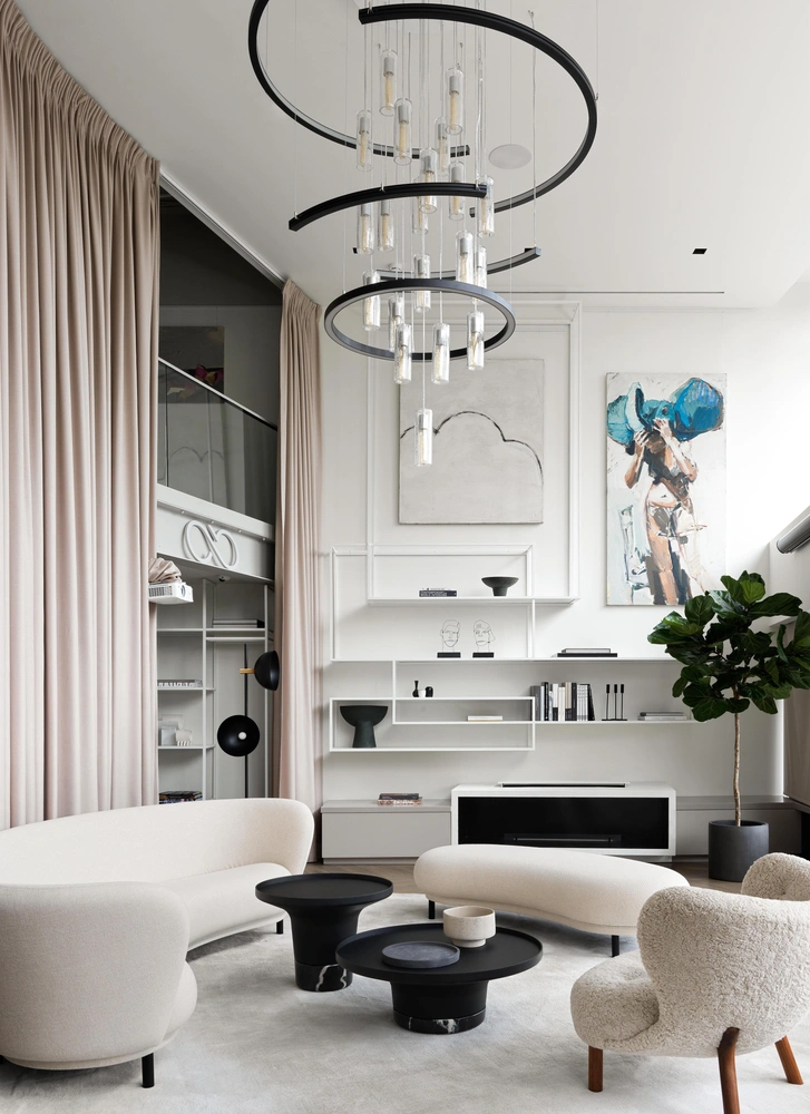 Гостиная. Торшер, Handvärk. Кресло Little Petra VB1, &Tradition. Диван и банкетка Dandy, Massproductions. Столики Poller, Wendelbo. Ковер, Carpetlinq. Люстра изготовлена на заказ. Камин, Planika. Стеллаж изготовлен на заказ. | Источник: Сергей Красюк. стиль: Дарья Соболева