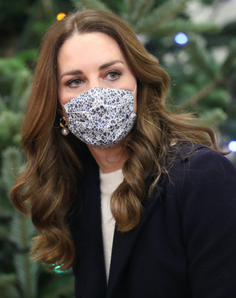 Кремовый свитер, двубортное пальто и фирменная «цветочная» маска: новый образ Кейт Миддлтон