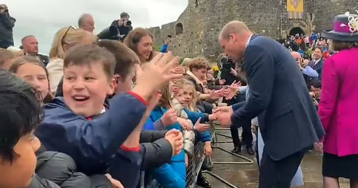 Школьник отказался мыть руку после того, как поздоровался с принцессой Уэльской