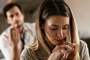 «Молодой человек больно ударил во время шутливой потасовки. Стоит ли мне волноваться?»