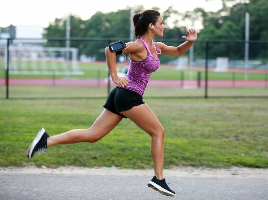 Припекло: как правильно заниматься спортом летом | marieclaire.ru