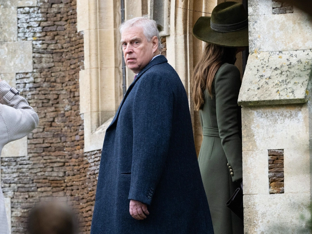 Принц Эндрю посещает рождественскую службу в церкви Святой Марии Магдалины в Сандрингеме, 24 декабря 2022 | marieclaire.ru