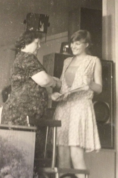 Литвинова на вручении аттестата по окончании 10 «А» класса, 1984 год
