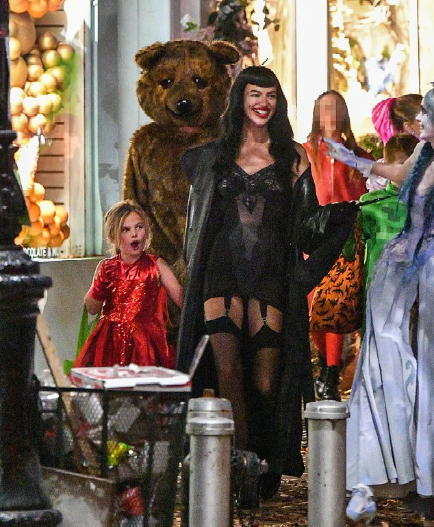 Счастливая семья: Ирина Шейк в образе Бетти Пейдж, Брэдли Купер в костюме медведя и малышка Лея отмечают Хэллоуин
