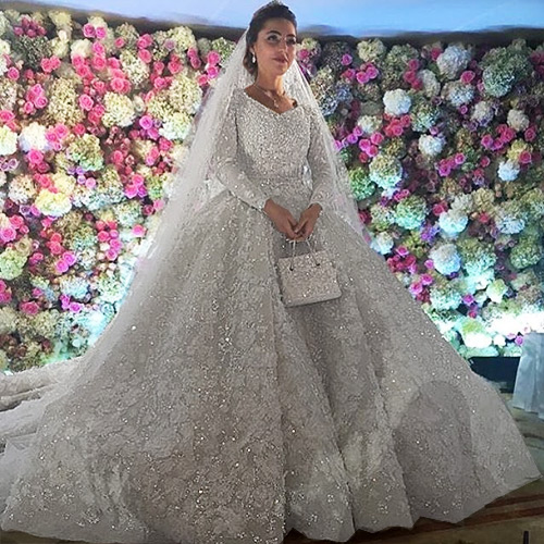 По некоторым сообщениям, платье невесты стоило 25 миллионов рублей