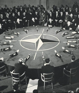История одной фотографии: СССР отказали во вступлении в НАТО, 1953 год