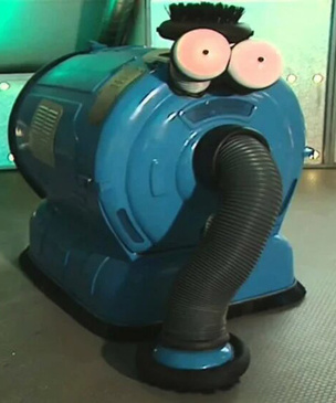 15 смешных картинок про тяжелую жизнь роботов-пылесосов