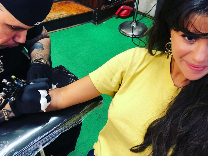 Магические цифры: Селена Гомес сделала одинаковые татуировки со своими подругами