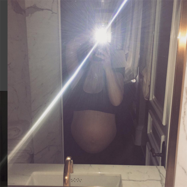 Ким Кардашьян обожает делать «беременные» селфи
