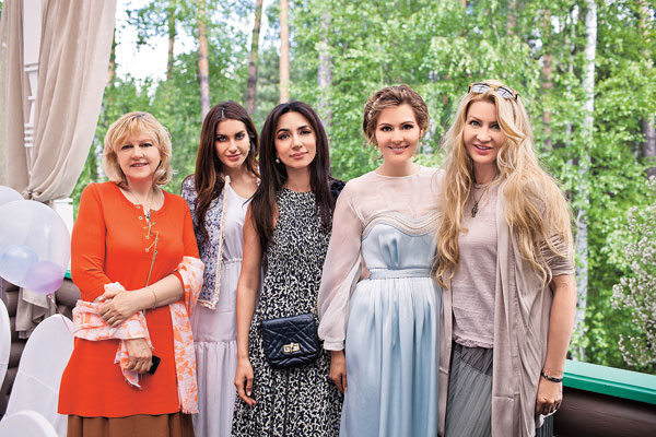 На фото (слева направо): мама Марии Маргарита, подруга семьи Нелли Магамадова, певица Зара, Мария Кожевникова, крестная малыша Ладлена Фетисова