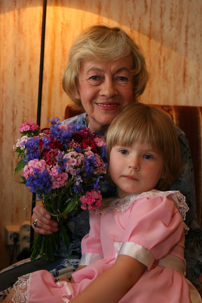 Подруга умершей актрисы Назаровой, чья внучка осталась сиротой, рассказала, как она живет теперь