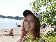 Беременная школьница показывает интим с десятилетним отцом ребенка в соцсети