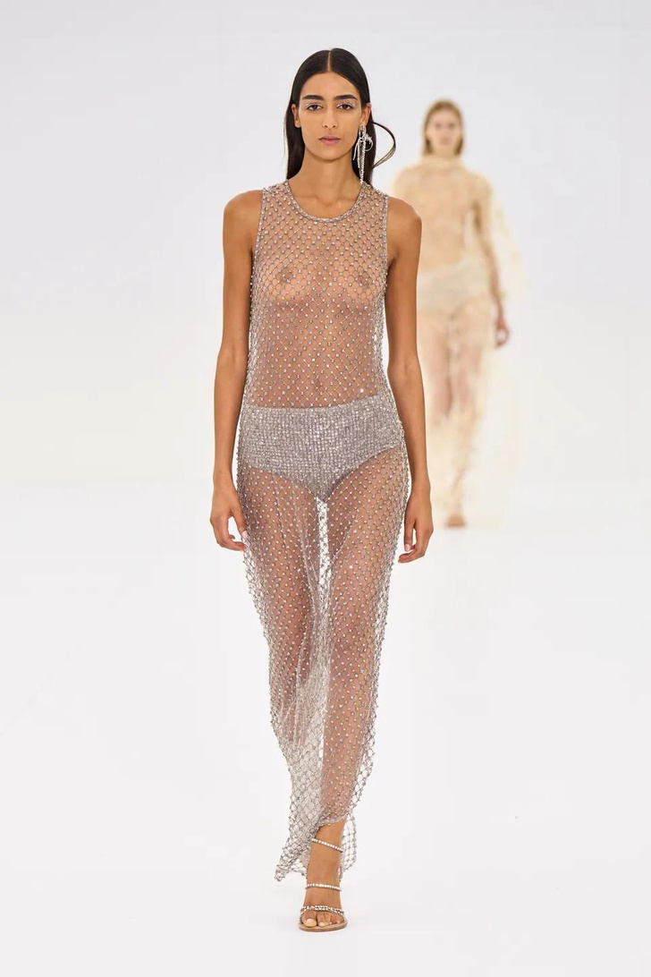 Абсолютно голые платья и прозрачные костюмы в самой лаконичной кутюрной коллекции Fendi