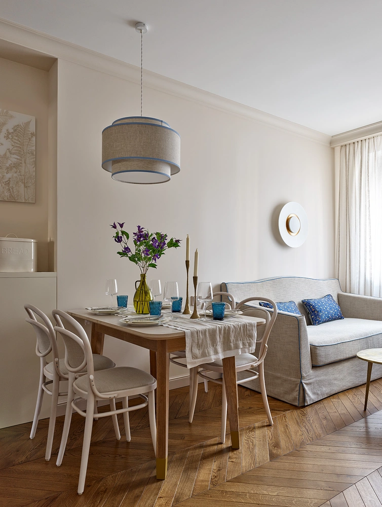 Кухня-гостиная. Стулья, Ton. Стол выполнен на заказ, Something good. Над винным шкафом — работа Надежды Позиной. Над диваном — бра, Grok. | Источник: Сергей Ананьев стиль: Катерина Наумова