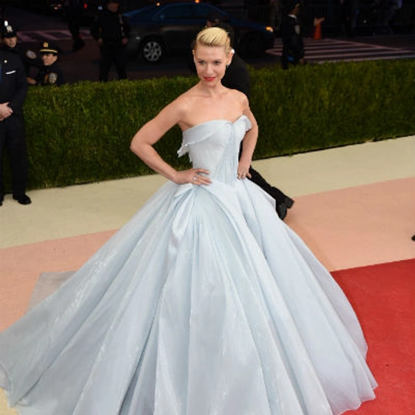 Клер Дейнс в светящемся в темноте платье на Met Gala | Источник: Eastnews.com