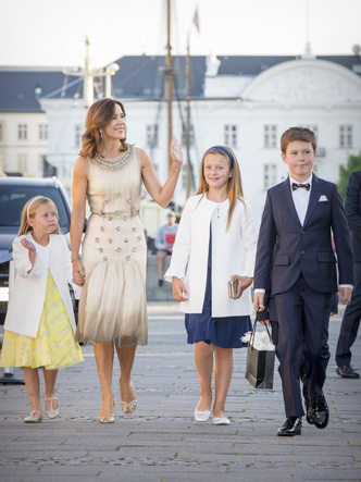 Будущее монархии: как одеваются юные наследники королевских семей