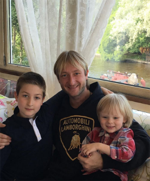 Евгений Плющенко отметил, что мама была бы счастлива видеть его вместе с двумя сыновьями Егором и Сашей
