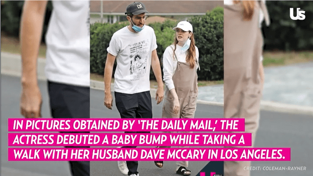 32-летняя Эмма Стоун беременна от Дэйва Маккэри, за которого тайно вышла замуж весной 2020-го
