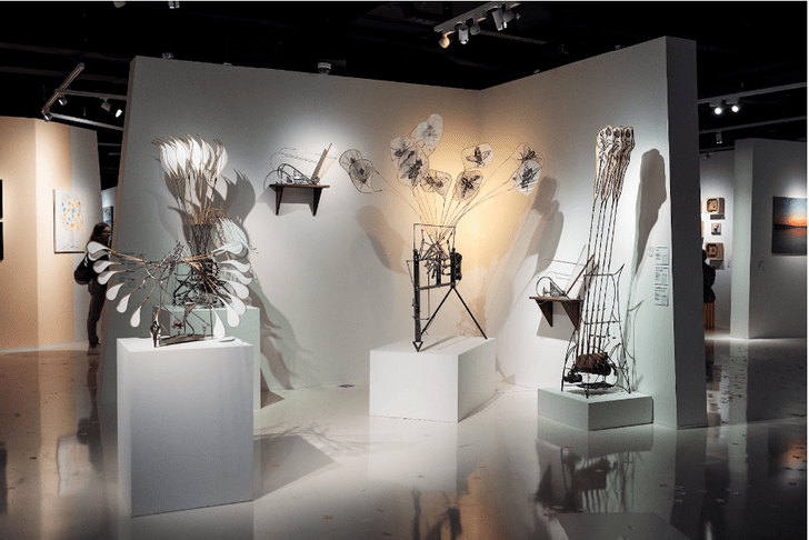 Лето и мухи: мобили Владимира Мартиросова на выставке в Зарядье