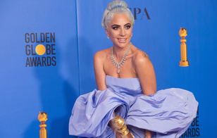 Одри Хепберн позавидует: Леди Гага раздает стиль в черном макси на фоне небоскребов