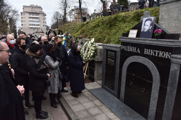 Романа Виктюка похоронили в семейном склепе на Украине