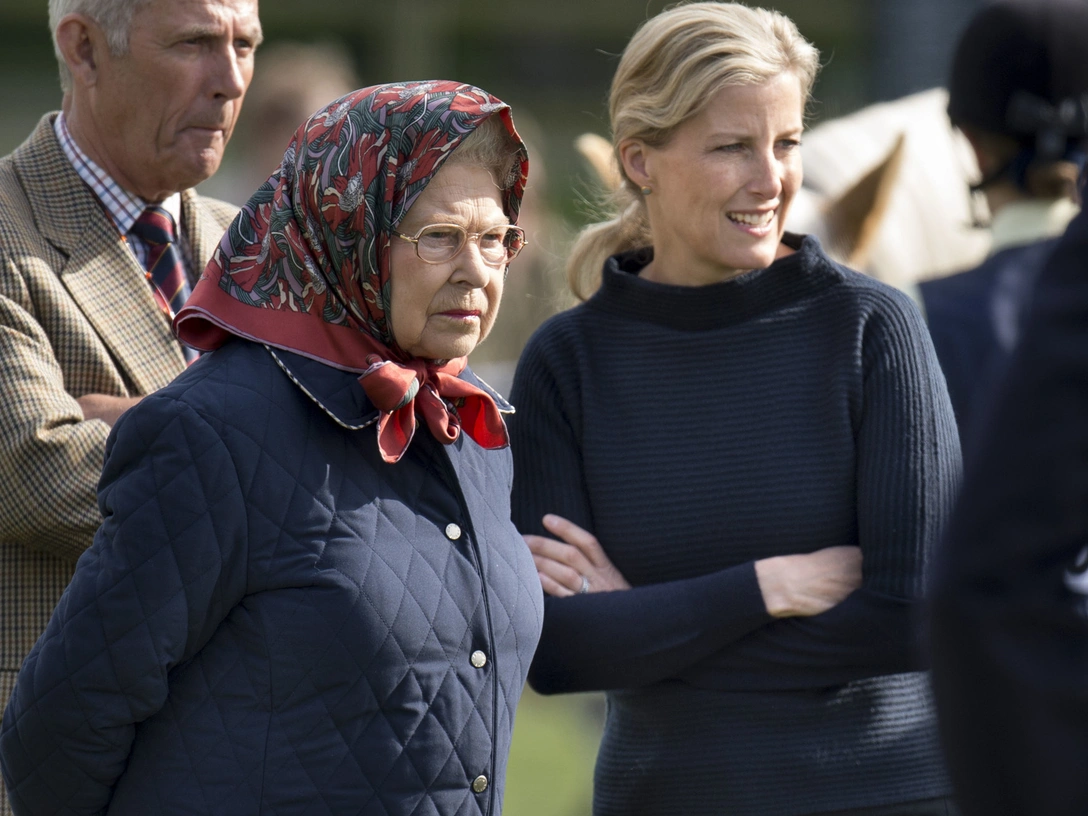 Елизавета II и Софи Уэссекская во время Виндзорского конного шоу, 15 мая 2015 | marieclaire.ru