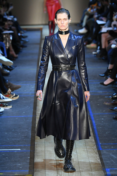 Кожаные чокеры, цепи и военные ботинки в коллекции Alexander McQueen