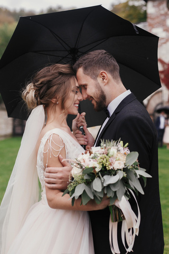 Пошел дождь на свадьбу: роковая примета или счастливый знак?